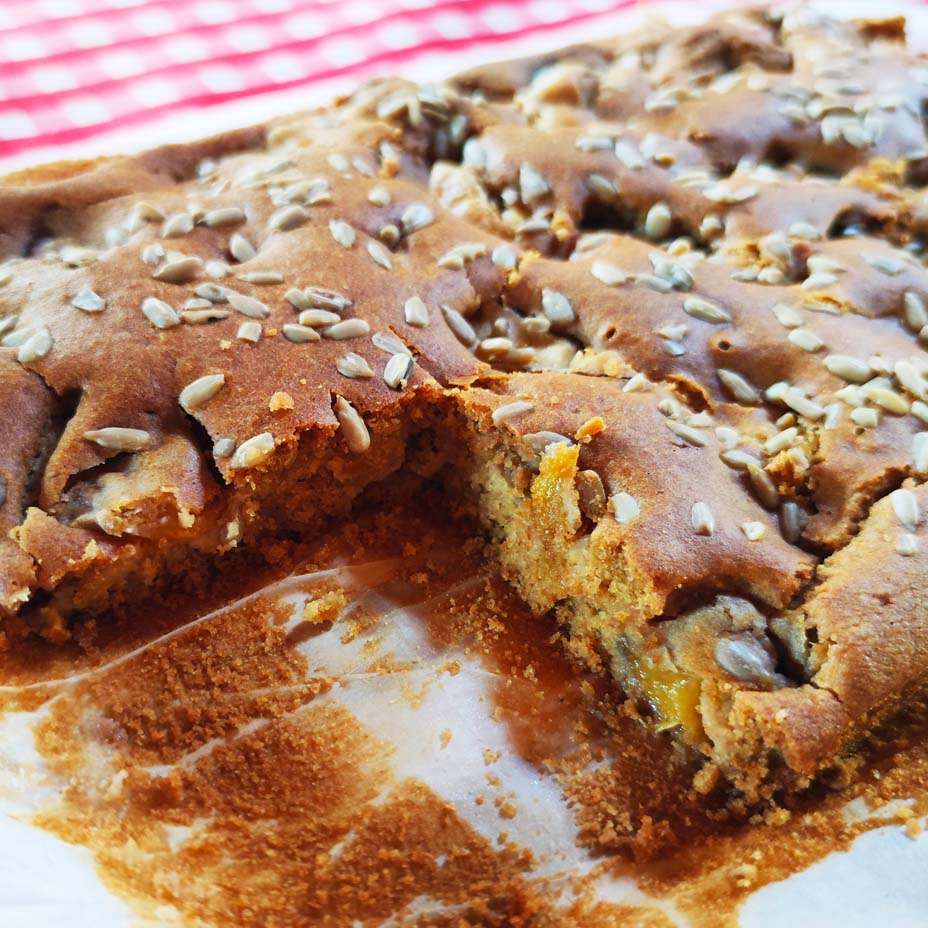 Torta soffice alle pesche, ricetta vegana e senza glutine Torta soffice alle pesche, ricetta vegana e senza glutine