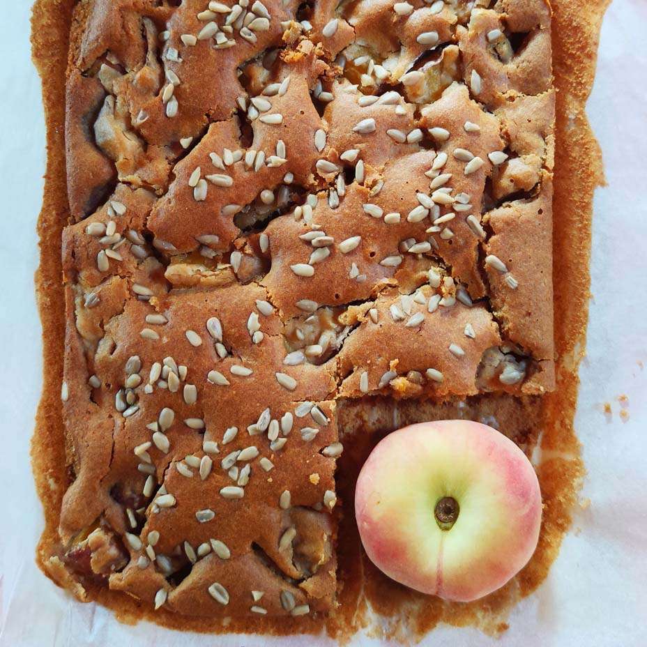 Torta soffice alle pesche, ricetta vegana e senza glutine Torta soffice alle pesche, ricetta vegana e senza glutine