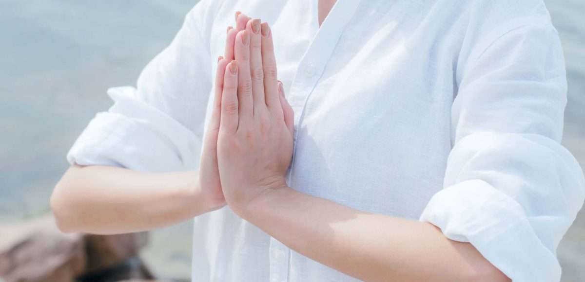 colonna eretta meditazione, mani giunte
