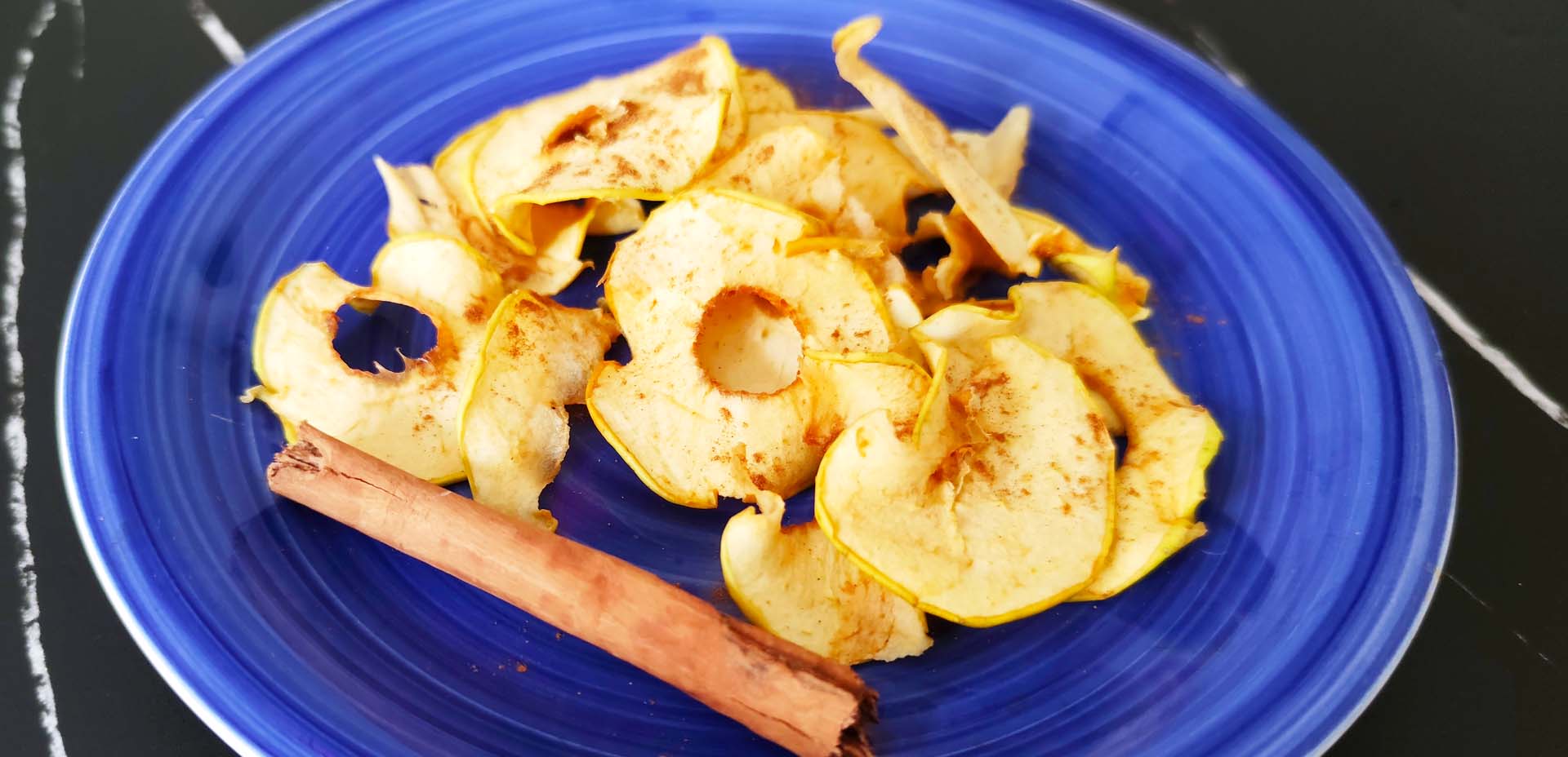 Chips di mele alla cannella, mele essiccate Chips di mele alla cannella, mele essiccate