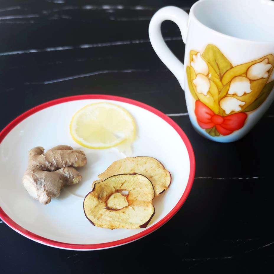 Infuso di mele, limone e zenzero Infuso di mele, limone e zenzero