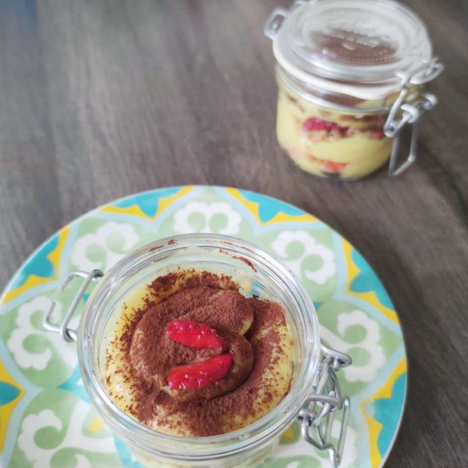 Tiramisù vegano alle fragole, ricetta light e senza glutine Tiramisù vegano alle fragole, ricetta light e senza glutine