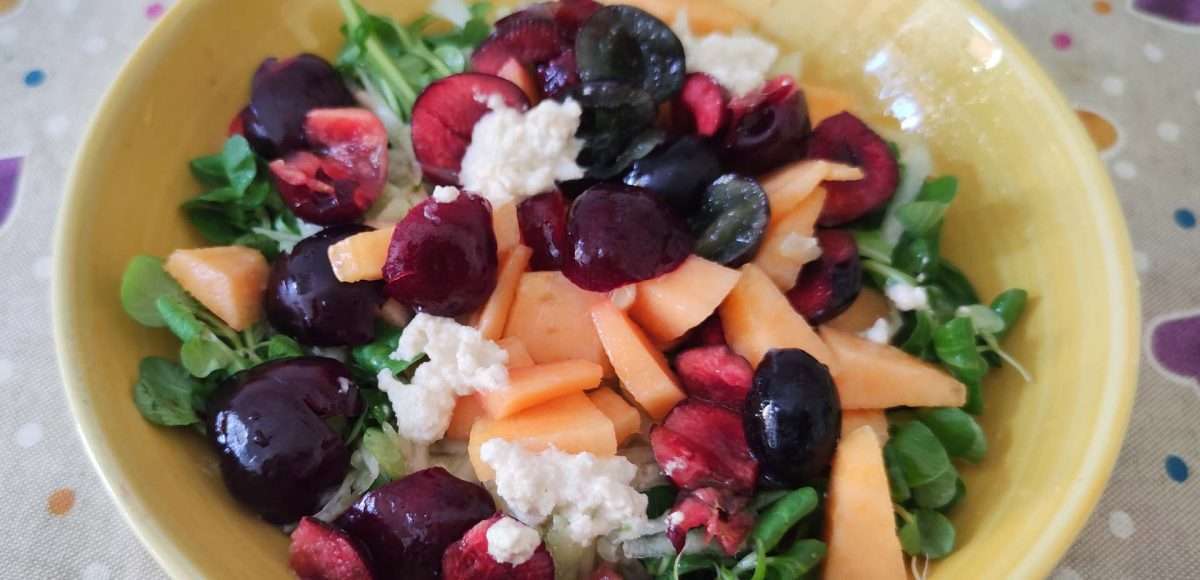 abbinare frutta verdura. Insalata di valerianella, zucchine, melone e ciliegie