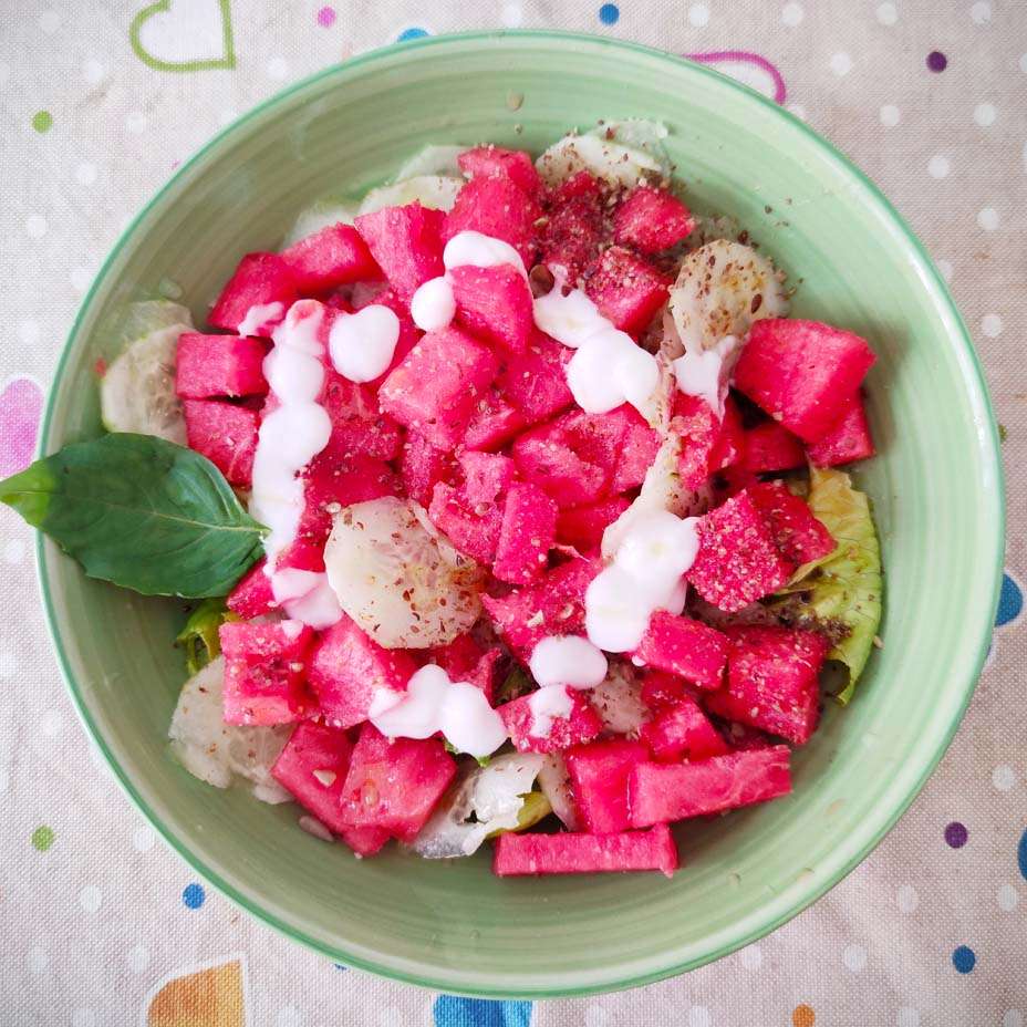 abbinare frutta verdura. Insalata di lattuga, cetriolo, anguria e yogurt vegetale abbinare frutta verdura. Insalata di lattuga, cetriolo, anguria e yogurt vegetale
