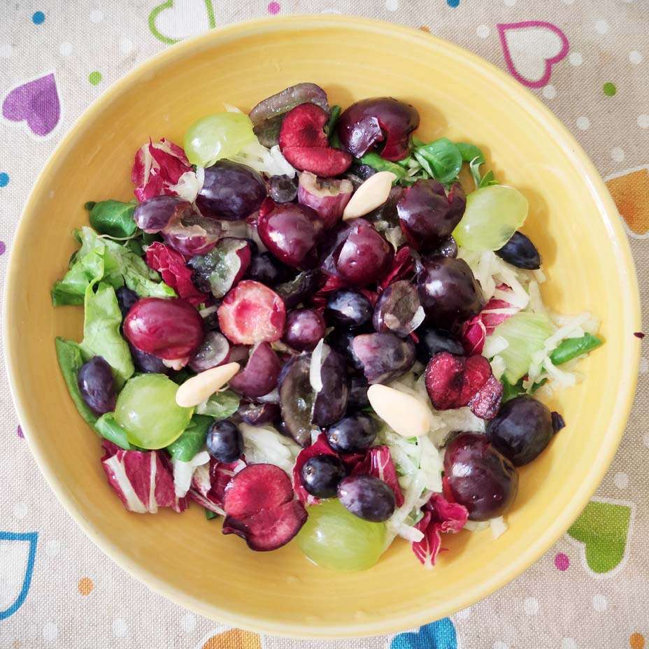 abbinare frutta verdura. Insalata di radicchio, cetriolo e uva colorata abbinare frutta verdura. Insalata di radicchio, cetriolo e uva colorata