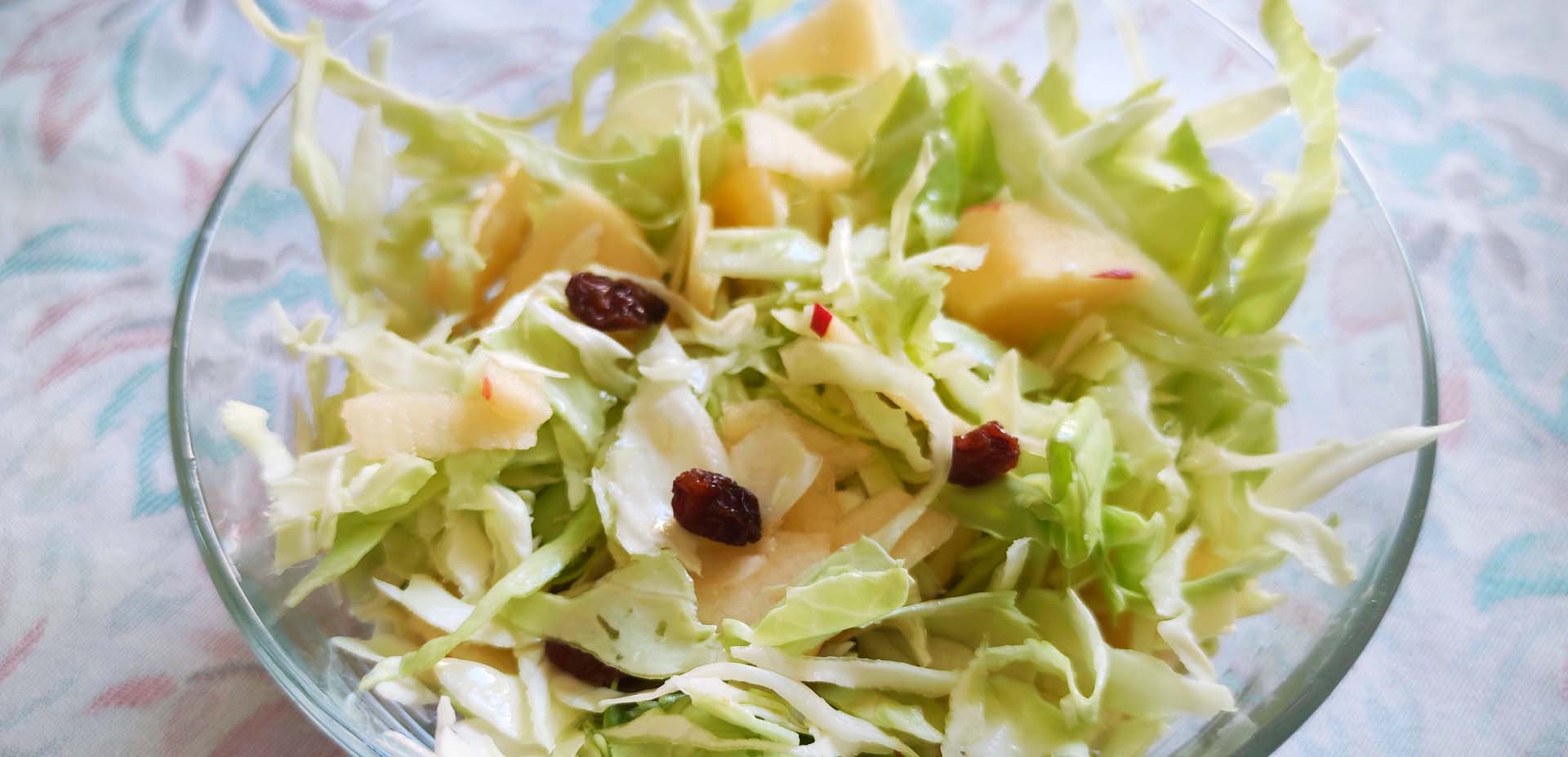 insalata cavolo cappuccio mele uvetta insalata cavolo cappuccio mele uvetta