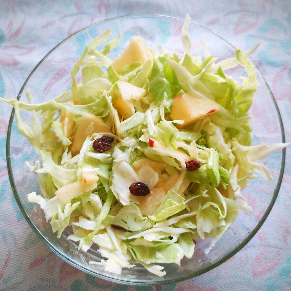 insalata cavolo cappuccio mele uvetta insalata cavolo cappuccio mele uvetta