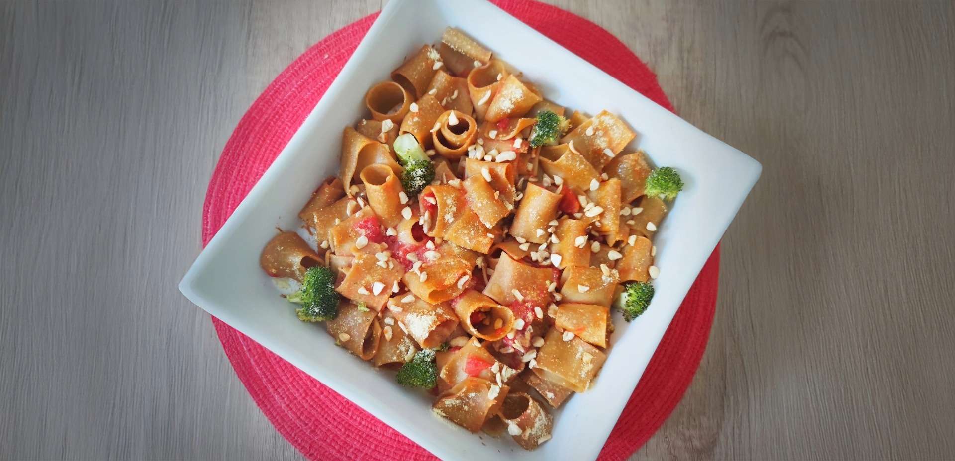 Primo — Paccheri di teff al ragù di anacardi Primo — Paccheri di teff al ragù di anacardi