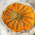 Crostata salata vegana con carote e fagiolini