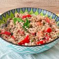 Insalata di grano saraceno con pomodori e ricotta di mandorle