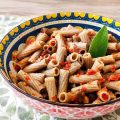 Pasta fredda di grano saraceno con pomodori freschi e secchi